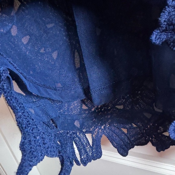 Japna Blue Floral and Lace Top. Medium. - Picture 4 of 8